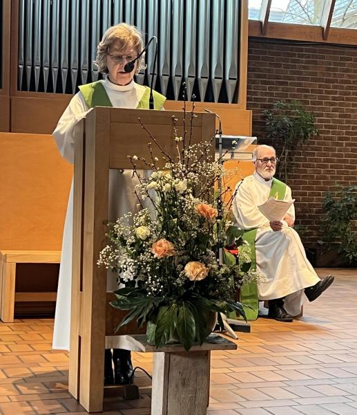 Catechiste Kristin vertelt tijdens de eerste lezing het verhaal van de kruisbeeld zonder handen, 7 februari 2026 © Dirk Bellens