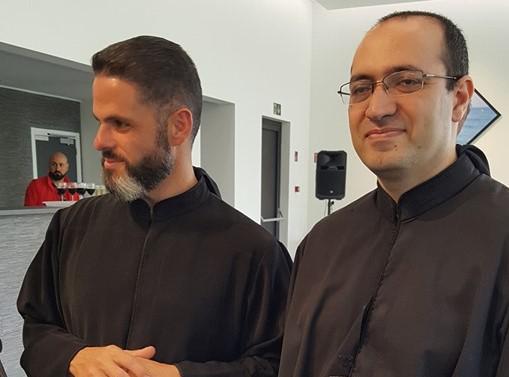 Pater Charbel Eid (links) met zijn opvolger Georges Lichaa als nieuwe prior van het Libanees-maronitische klooster van Saint Charbel in Bois-Seigneur-Isaac © RR