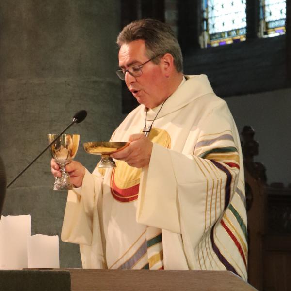 3 x proficiat voor Christ Demeester: 30 jaar priester, 3 jaar moderator Federatie Krekedal Kortemark en pastoor van de parochies OLV Hemelvaart en Sint-Bartholomeus, 1 jaar pastoor van de parochies Sint-Dionysius, Sint-Hadiranus en Sint-Martinus. © Christ Demeester