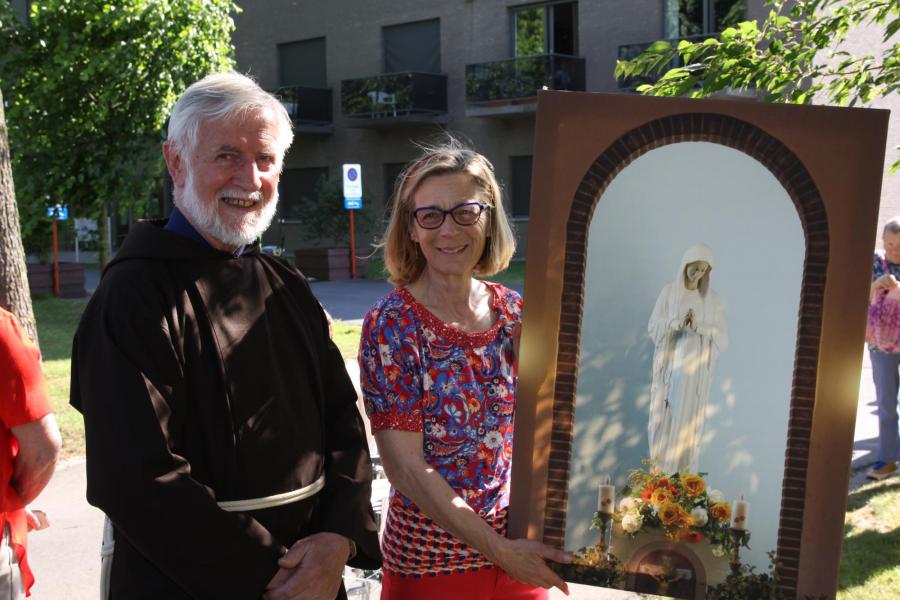 Christiane Vandecasteele en kapucijn Gust Koyen met een foto van het Mariabeeld van de Dankkapel. 