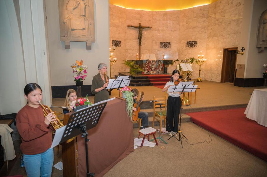 De muzikanten uit de vijfde en zesde klas met juf Machteld © Wim Duysburgh en Sandra Jansen