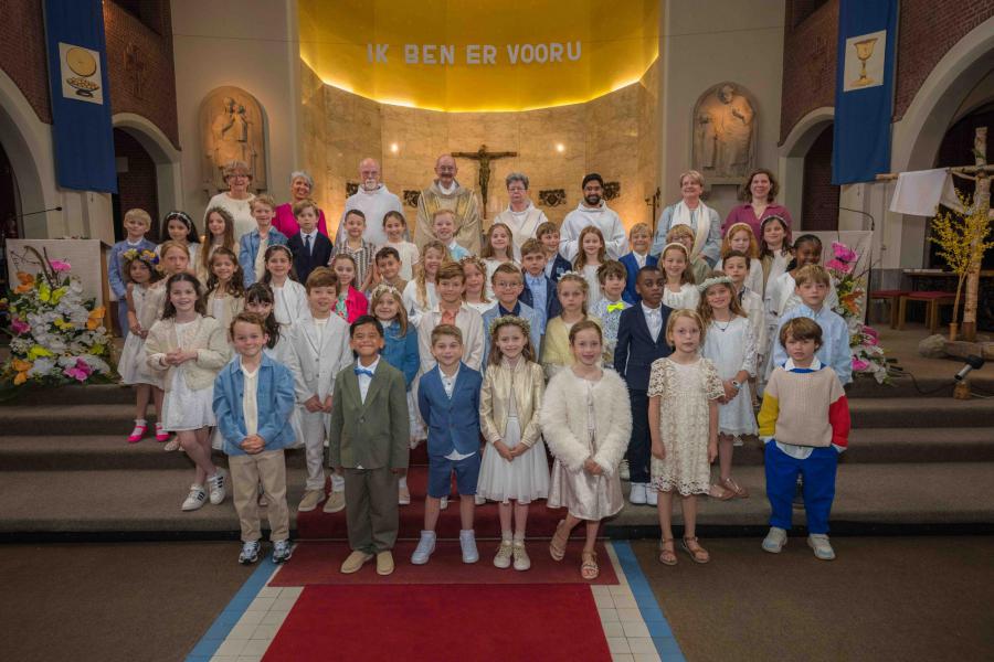 De groezpsfoto van de kinderen, samen met de acolieten + Mia, Ronald, juffen Machteld, Frieda en Sonja © Wim Duysburgh