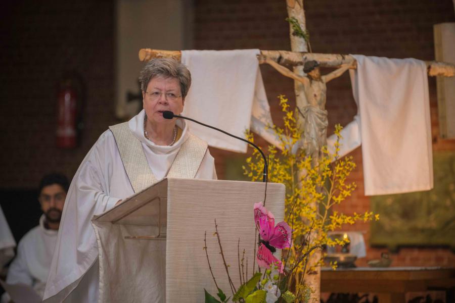Gebedsvoorganger Mia Verbanck ging mee voor © Wim Duysburgh