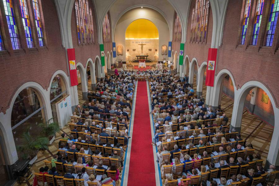 een afgeladen volle kerk © Wim Duysburgh