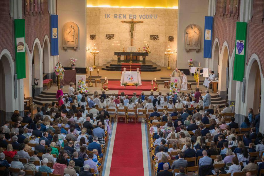 De kinderen zaten vooraan, daarachter de ouders en gezinsleden © Wim Duysburgh