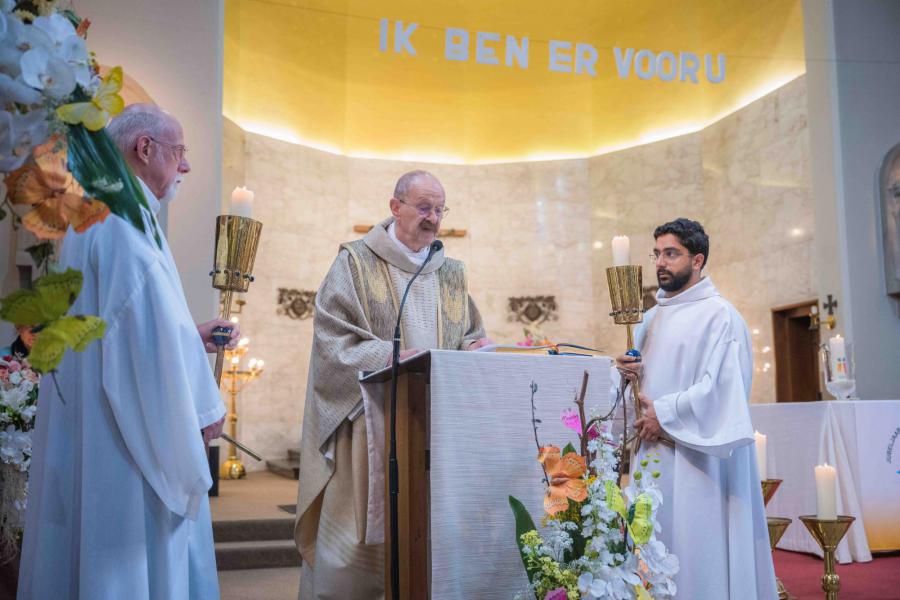 Pastoor Ronald leest het evangelie - onze acolieten Armand en Babken met kaars © Wim Duysburgh