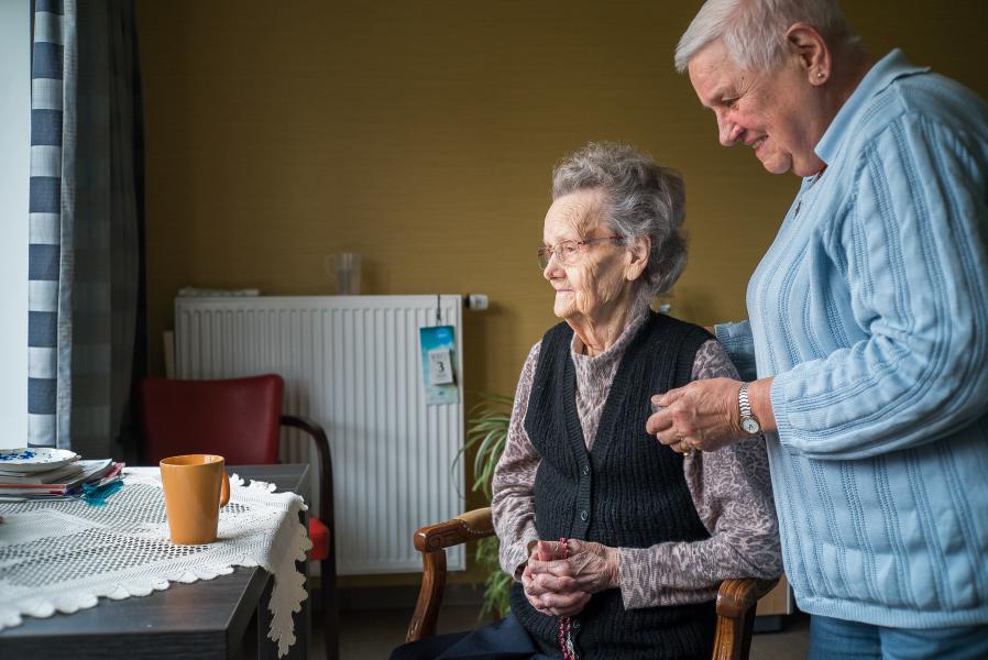 Vrijwilligers brengen de communie rond in wzc Berkenbosch in Heusden-Zolder © Rudi Van Beek