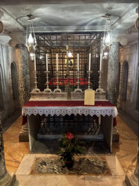 Crypte met de lichamen van de diakens Stefanus en Laurentius (en priester Giustino) in de pelgrimskerk San Lorenzo fuori le Muri in Rome. © Dirk Van Erps