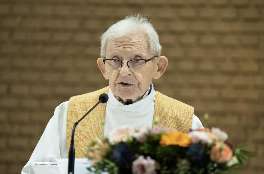 E.H. Cyriel Dehandschutter tijdens de eerste communieviering, 26 mei 2024 © 't Fotograafken