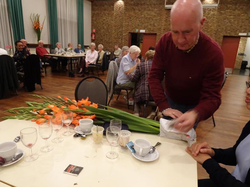 Peter Vandenbroucke biedt voor het eerste bloemstuk © Mia Verbanck