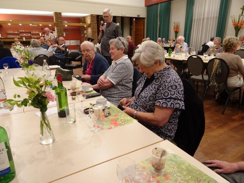 De overkant van de tafel Ophoff. Op de achtergrond de koortafel en de tafel Zwysen. © Mia Verbanck