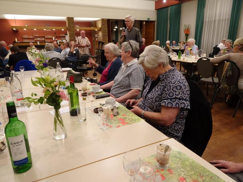 Een van de nichten van Christiane (Dierckx) biedt voor een bloemstuk. © Mia Verbanck
