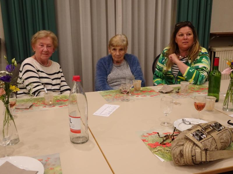 Lieve Claes-Theeuws, omringd door Josée Slegers (links) en dochter Heidi (rechts) © Mia Verbanck