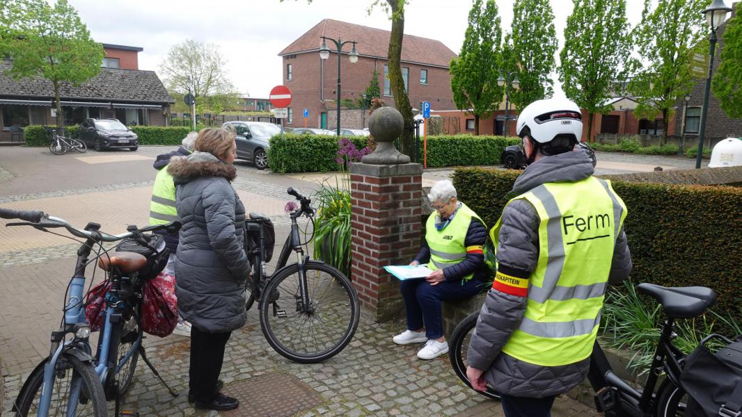 De organisatoren wachten de fietsers op aan de kerk van Gerdingen. © CCV Hasselt