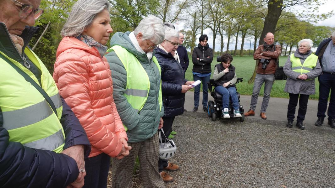 Parochieassistente Liliane Peeters nodigt de fietsers uit om een intentie mee te nemen op hun tocht. © CCV Hasselt