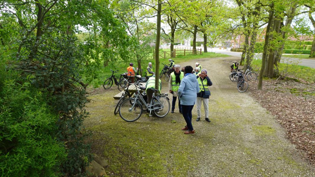 De fietsers komen onderaan de heuvel toe. © CCV Hasselt