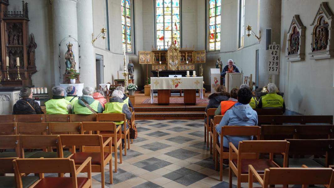 De namiddag wordt in gebed besloten in de kerk van Gerdingen. © CCV Hasselt