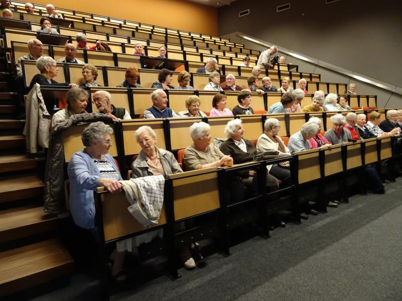 de eersten nemen hun plaats in het auditorium in © Mia Verbanck