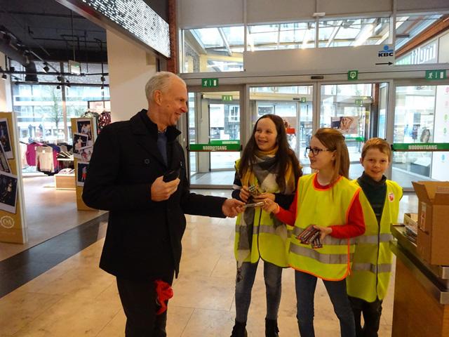 Ninoofse vormelingen zetten zich in bij de jaarlijkse stiftenverkoop voor de Damiaanactie. © Dina Van Liedekerke