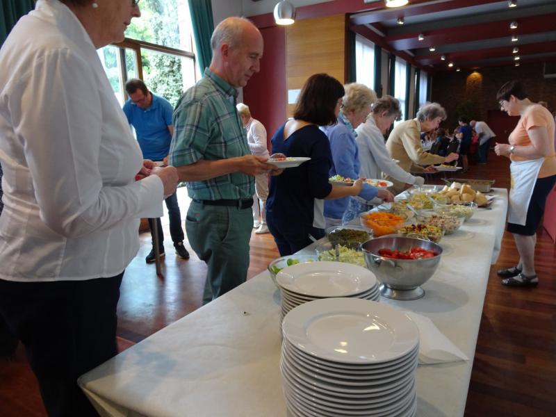 aanschuifen aan het buffet © Mia Verbanck