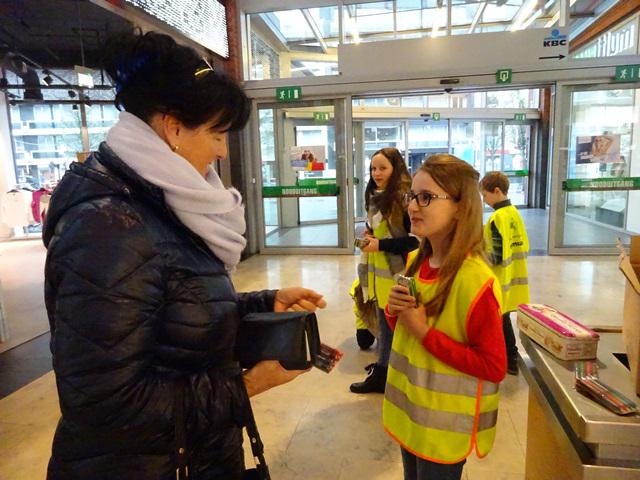 Ninoofse vormelingen zetten zich in bij de jaarlijkse stiftenverkoop voor de Damiaanactie. © Dina Van Liedekerke