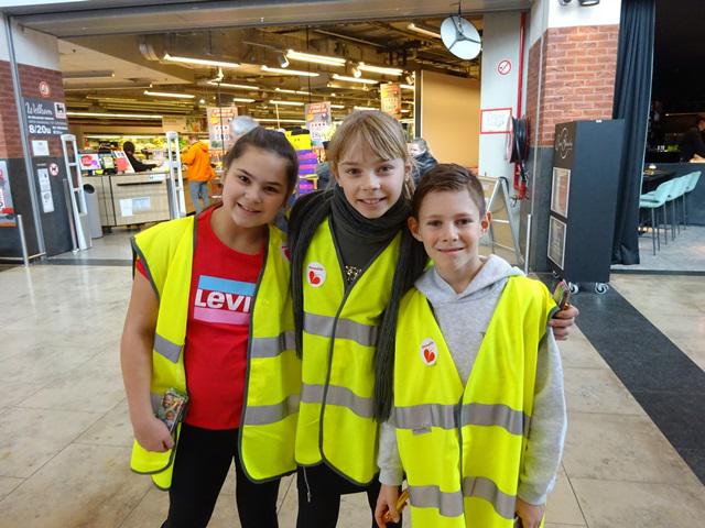 Ninoofse vormelingen zetten zich in bij de jaarlijkse stiftenverkoop voor de Damiaanactie. © Dina Van Liedekerke