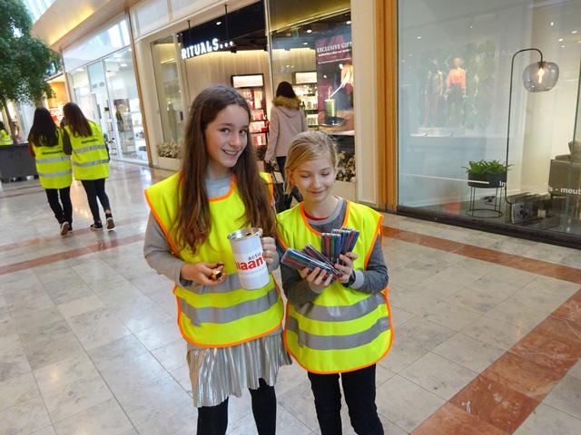 Ninoofse vormelingen zetten zich in bij de jaarlijkse stiftenverkoop voor de Damiaanactie. © Dina Van Liedekerke