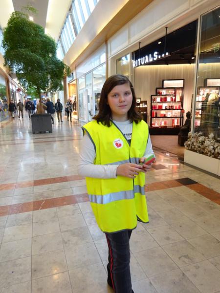 Ninoofse vormelingen zetten zich in bij de jaarlijkse stiftenverkoop voor de Damiaanactie. © Dina Van Liedekerke