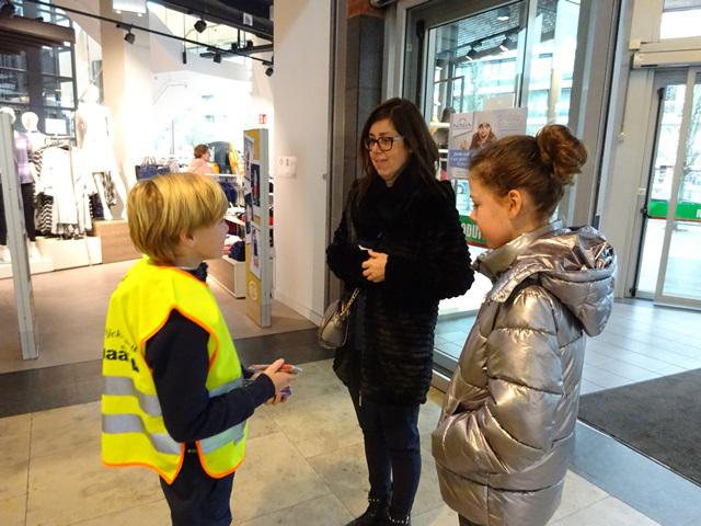 Ninoofse vormelingen zetten zich in bij de jaarlijkse stiftenverkoop voor de Damiaanactie. © Dina Van Liedekerke