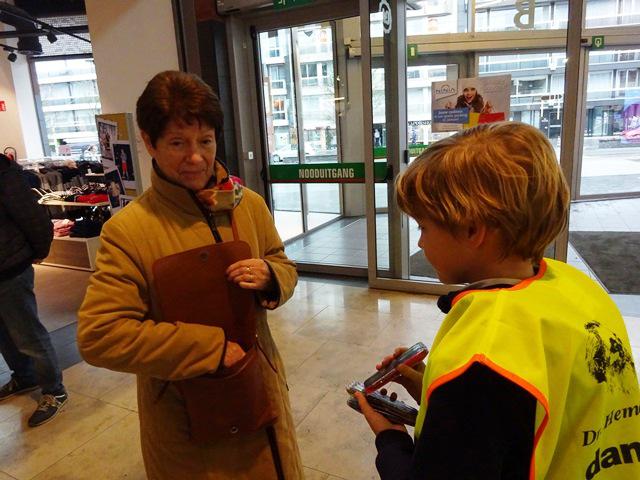 Ninoofse vormelingen zetten zich in bij de jaarlijkse stiftenverkoop voor de Damiaanactie. © Dina Van Liedekerke