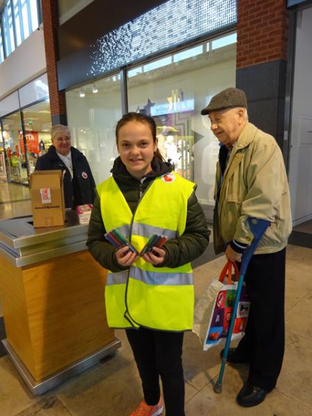 Ninoofse vormelingen zetten zich in bij de jaarlijkse stiftenverkoop voor de Damiaanactie. © Dina Van Liedekerke