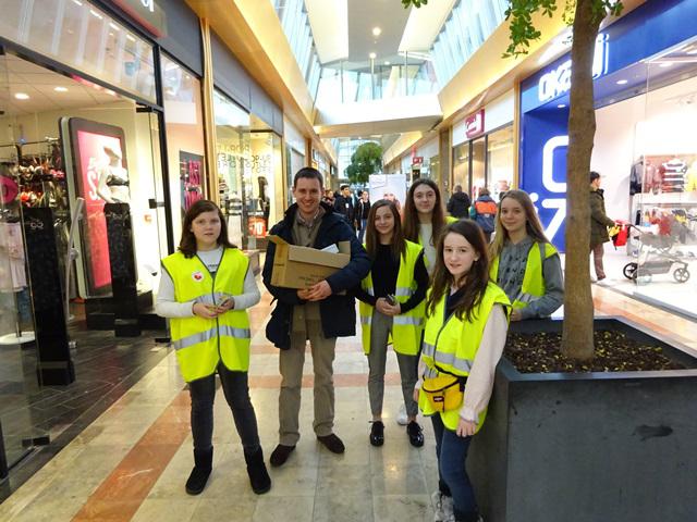 Ninoofse vormelingen zetten zich in bij de jaarlijkse stiftenverkoop voor de Damiaanactie. © Dina Van Liedekerke