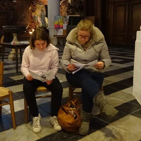 Vormseltocht in de Abdijkerk voor gezinnen uit Meerbeke, Okegem en Ninove © Dina Van Liedekerke