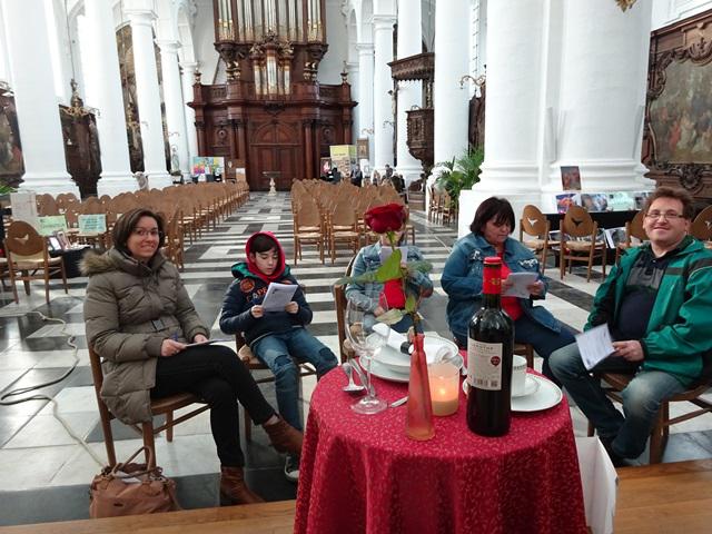 Vormseltocht in de Abdijkerk voor gezinnen uit Meerbeke, Okegem en Ninove © Dina Van Liedekerke