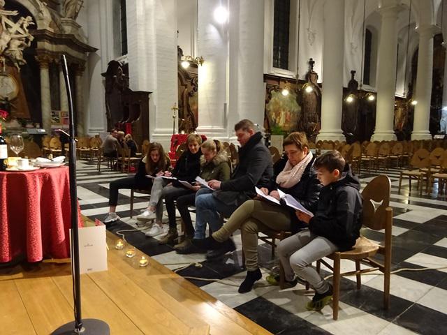 Vormseltocht in de Abdijkerk voor gezinnen uit Meerbeke, Okegem en Ninove © Dina Van Liedekerke