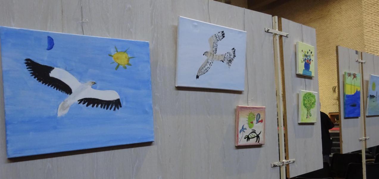 Kunstschilder Toon stelde zijn prachtige schilderijen tentoon. © Marjo Perry