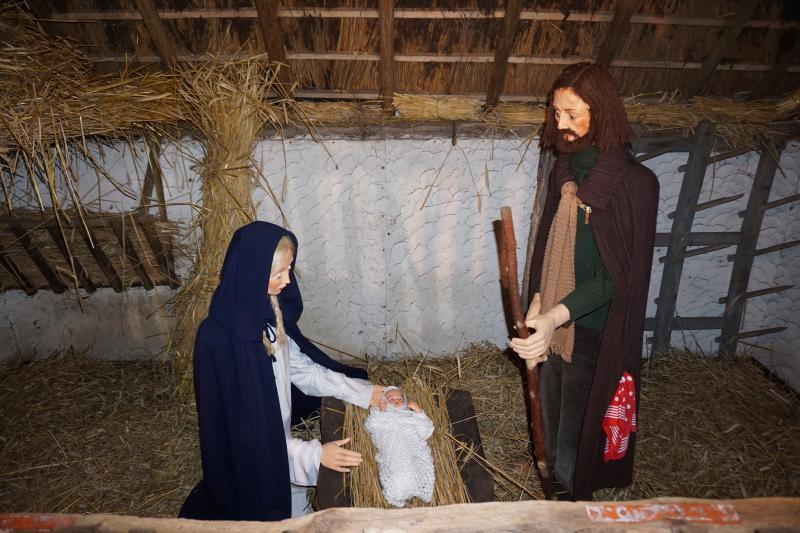 Kerststal buiten op het dorpsplein  © parochie Onze-Lieve-Vrouw Lichtaart