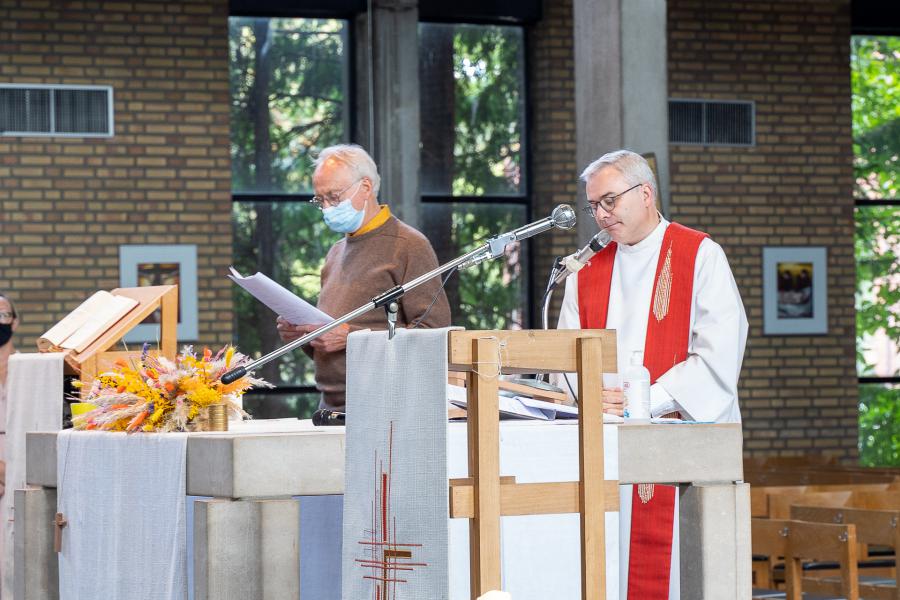 Vicaris Generaal Bruno Aerts diende het vormsel toe © Mark Schollaert