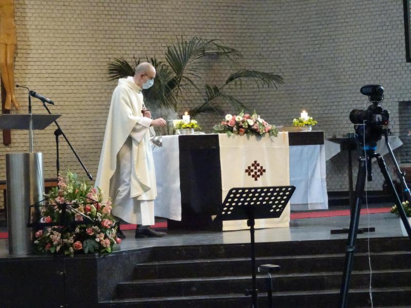 de priester bewierookt het altaar © Mia Verbanck
