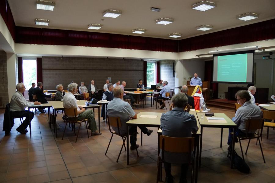 Tijdens hun laatste dekensvergadering werden de dekens in de bloemtjes gezet. © Ria Thaens