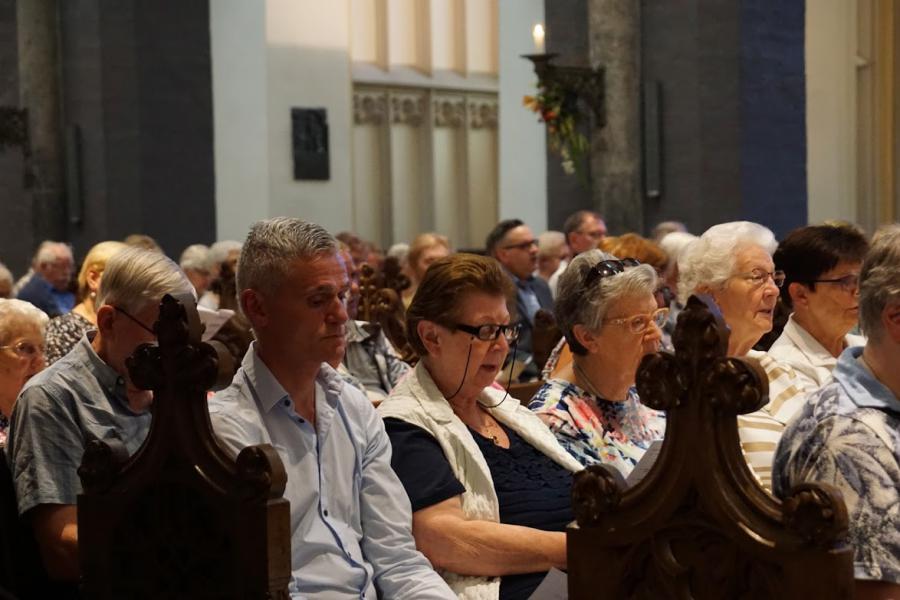 Eucharistieviering in een bomvolle Sint-Servaasbasiliek. © Ria Thaens