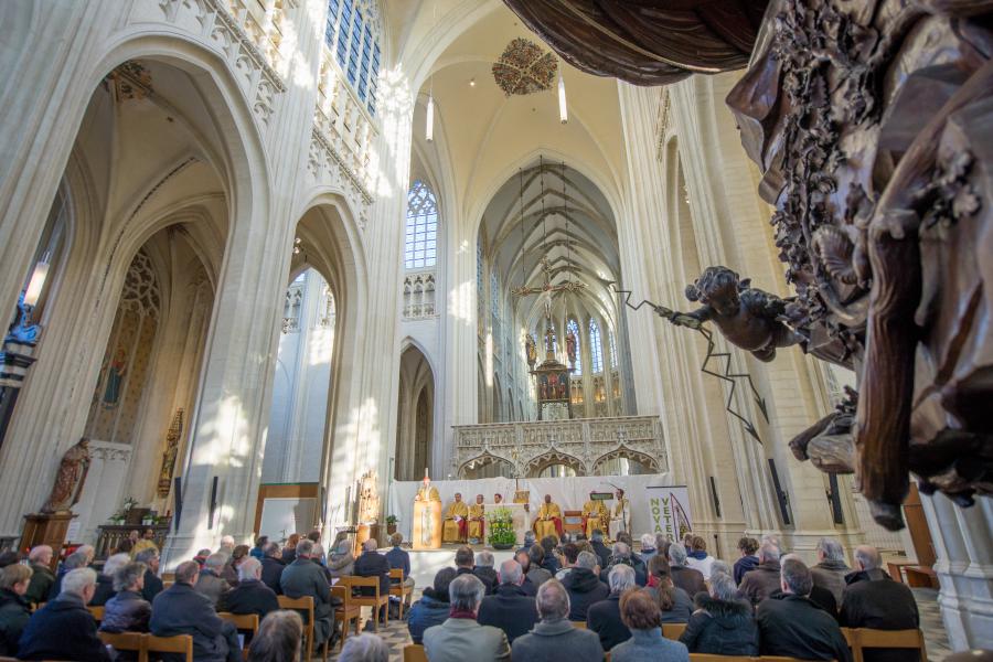 Zonovergoten en goedgevulde Sint Pieterskerk 