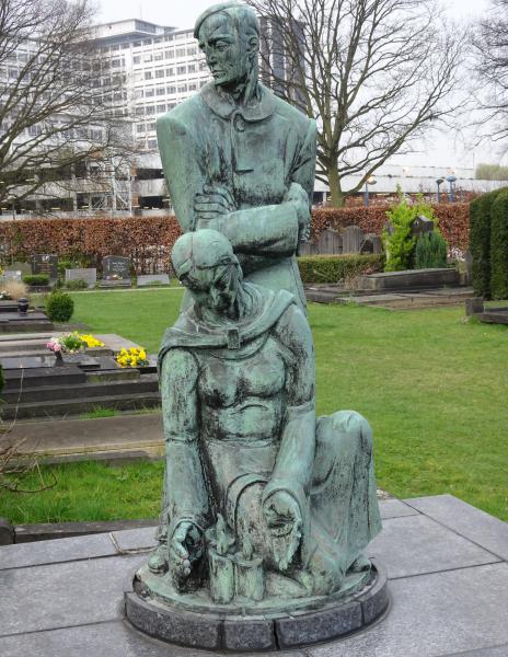 beeld Poels op graf Van Riel © Mia Verbanck
