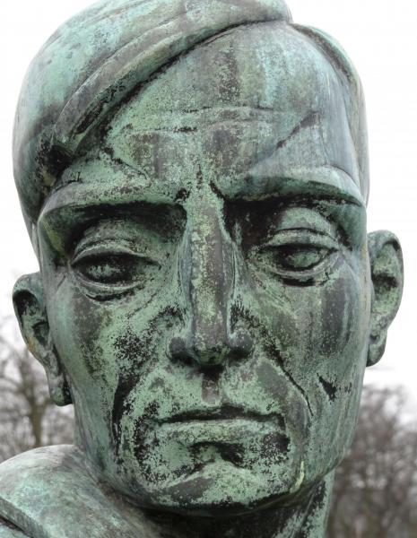 beeld Poels op graf Van Riel © Mia Verbanck