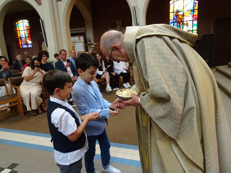 Op 26/06 deden Luca Van Boom en Anton Hadula hun eerste communie in Onze-Lieve-Vrouw Middelares, Berchem-Pulhof - voorganger: pastoor-deken Ronald Sledsens © Mia Verbanck