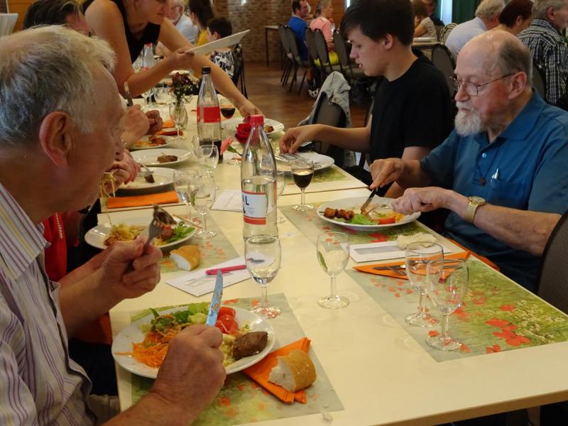 Erepastoor Hugo Verhulst was ook van de partij! © Mia Verbanck