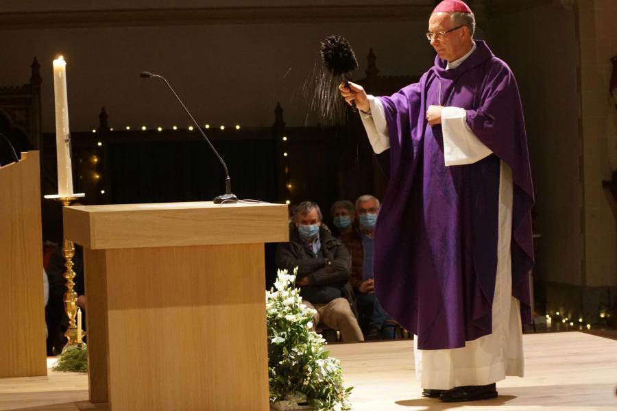 Hulpbisschop Vanhoutte zegent het nieuwe altaar. 