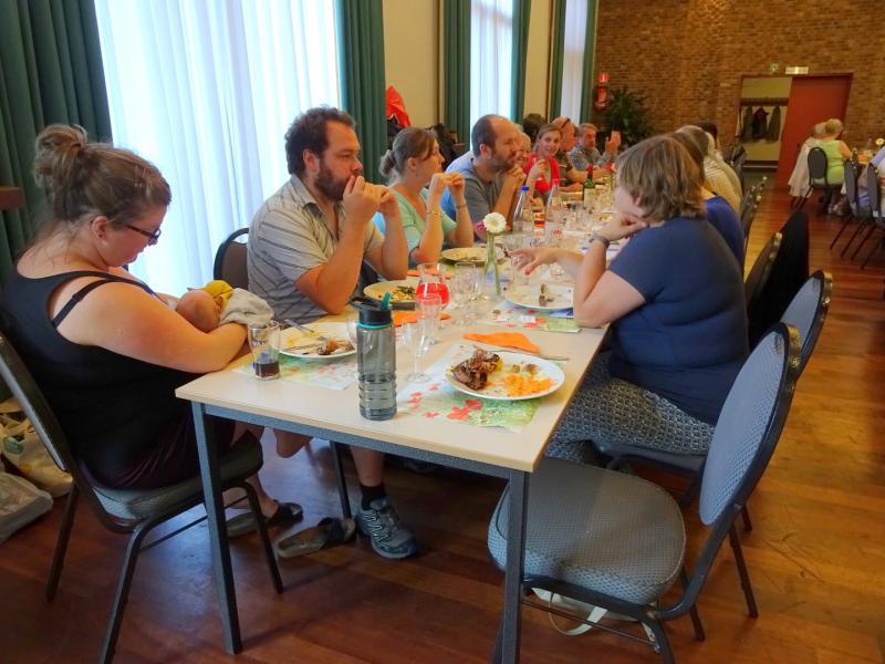 Een heel lange tafel van de familie Zwysen en aanverwanten © Mia Verbanck