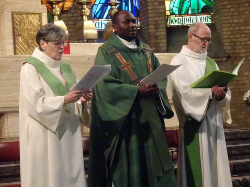 van links naar rechts: gebedsvoorgangster Annemarie Dost, priester Serghe Takamba en diaken Jean-Marie Houben © Mia Verbanck