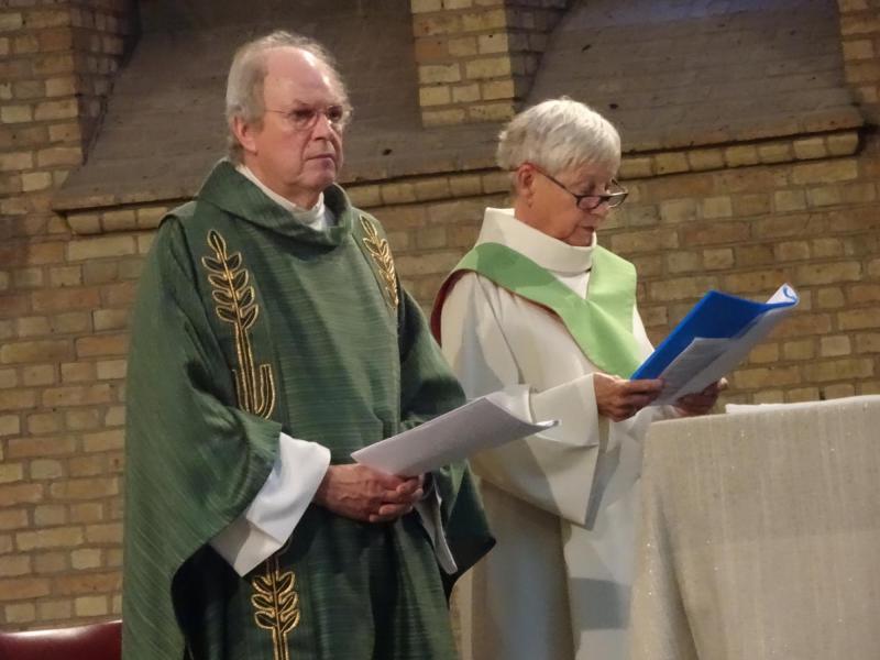 van links naar rechts: priester Jos Van Hoof en gebedsvoorgangster Rita De Kesel © Mia Verbanck